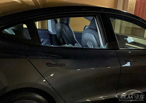 特斯拉Model 3刚交付几分钟后窗玻璃破碎！车主：以为遭到枪击
