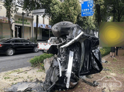 特斯拉被拉横幅：别再祸害成都人了！成都又有一特斯拉发生严重车祸