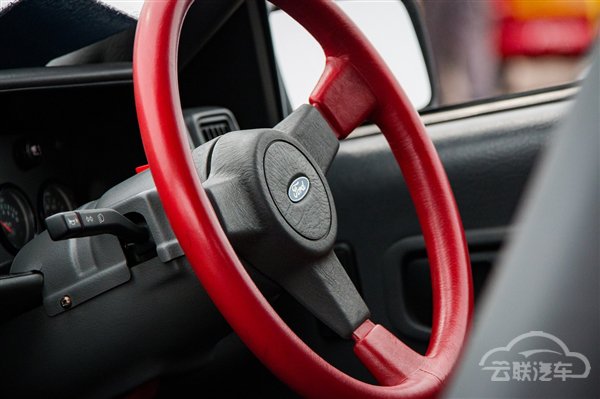 红灯越线后紧急刹车 会被扣分罚款吗？这种情况只扣2分