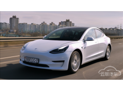 <b>特斯拉Model 3停车撞上台阶“打台球” 旁边轿车无辜躺枪</b>