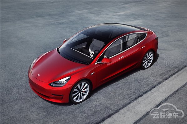 特斯拉Model 3过红绿灯时 5处气囊突然弹出