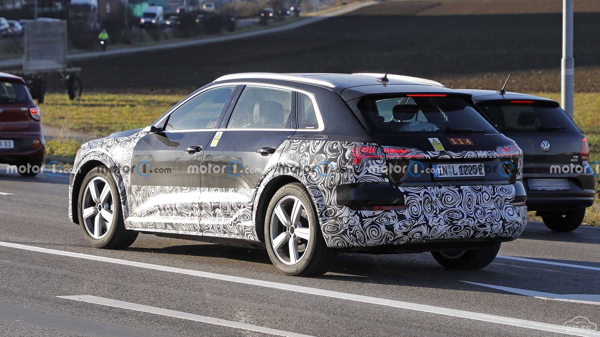 audi-e-tron-facelift-first-spy-photo (1).jpg