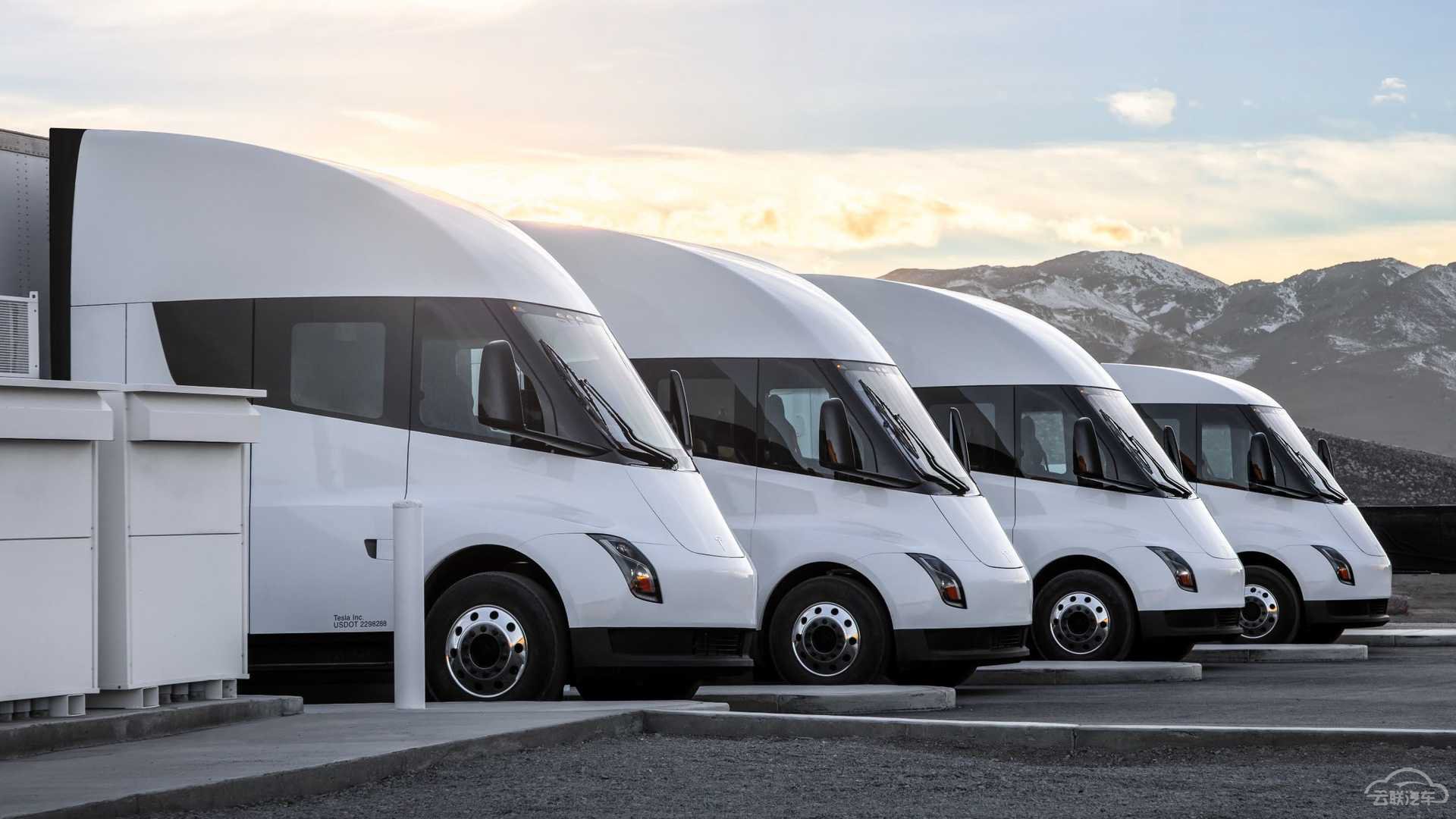 tesla-semi-trucks-at-a-fast-charging-megacharging-station-at-the-gigafactory-1-in-nevada.jpg