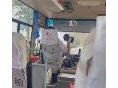 辽宁一客车司机边驾驶边举哑铃：当