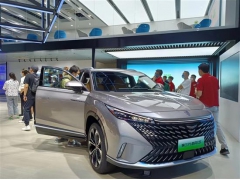 双联屏左右可移380mm 荣威全新eRX5正式亮相