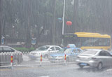小心大灯“白内障"”雨季汽车保养小常识