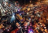堵车时这么做一月省出一箱油 保持距离跟车
