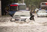 防止爱车水中抛锚 遇到下雨积水巧应