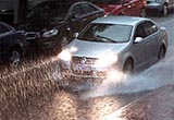 雨天行车需严防电器短路