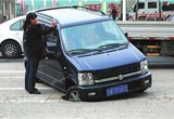 行驶压井盖对轮胎 小心有爆胎隐患