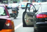 开车门不当惹大祸 75%车主看后视镜后下车