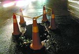行车注意路面水坑 易磕伤底盘及导致爆胎