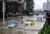 积水行车谨慎过水 入水要慢 过水要稳