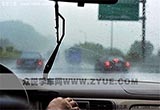 贴心小提示：雨季路滑，安全行车有窍门